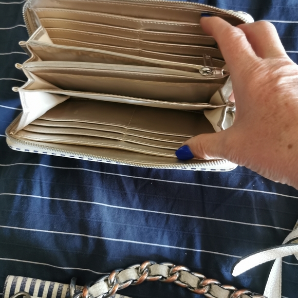 Guess purse - Picture 6 of 6